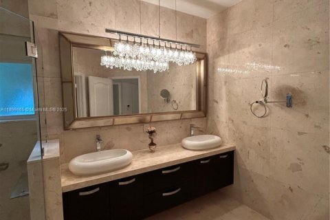 House in Doral, Florida 4 bedrooms, 223.06 sq.m. № 2012167 - photo 24