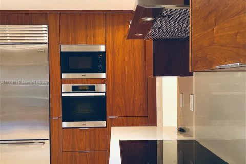 House in Doral, Florida 4 bedrooms, 223.06 sq.m. № 2012167 - photo 13