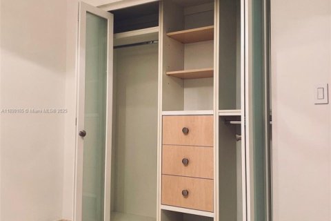 House in Doral, Florida 4 bedrooms, 223.06 sq.m. № 2012167 - photo 30