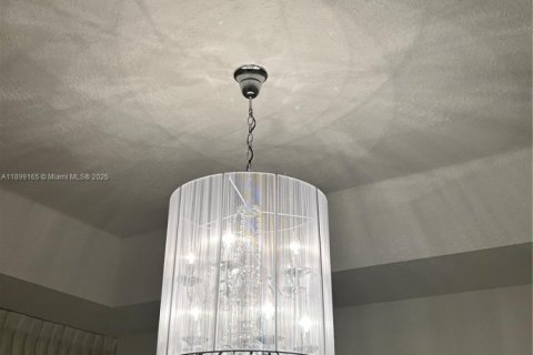 House in Doral, Florida 4 bedrooms, 223.06 sq.m. № 2012167 - photo 23