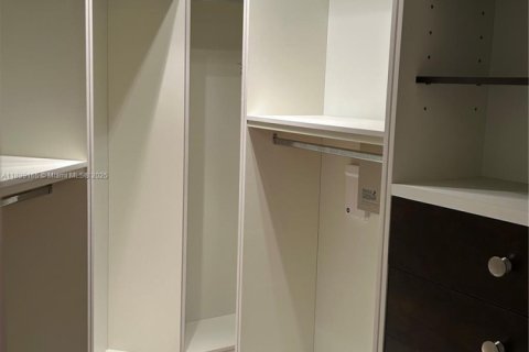 House in Doral, Florida 4 bedrooms, 223.06 sq.m. № 2012167 - photo 22