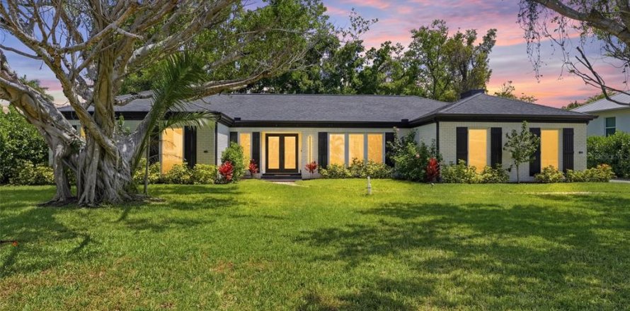 House in Fort Myers, Florida 4 bedrooms, 247.31 sq.m. № 2114765