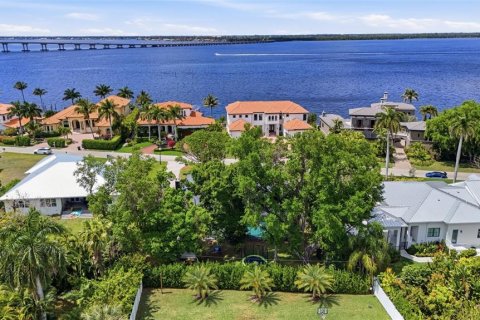 House in Fort Myers, Florida 4 bedrooms, 247.31 sq.m. № 2114765 - photo 6