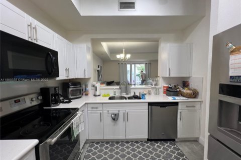 Townhouse in Doral, Florida 2 bedrooms, 125.6 sq.m. № 1887688 - photo 16