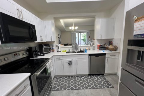Townhouse in Doral, Florida 2 bedrooms, 125.6 sq.m. № 1887688 - photo 15