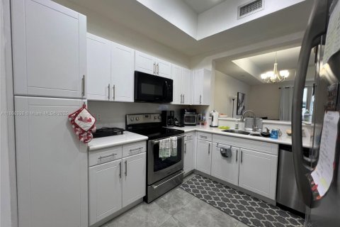 Townhouse in Doral, Florida 2 bedrooms, 125.6 sq.m. № 1887688 - photo 25