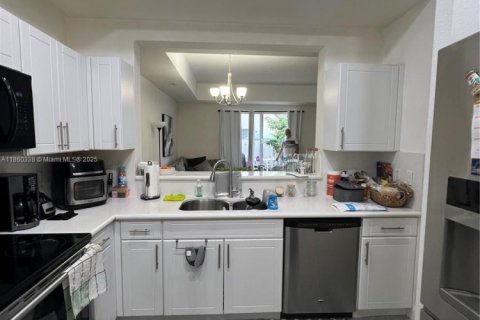 Townhouse in Doral, Florida 2 bedrooms, 125.6 sq.m. № 1887688 - photo 17