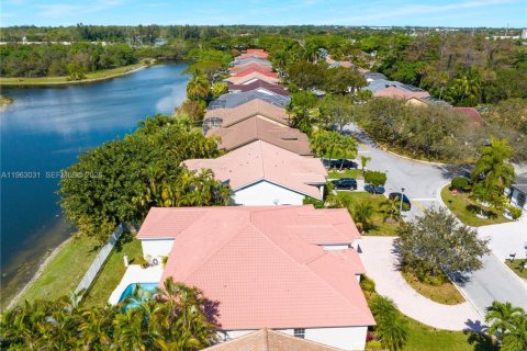 Villa ou maison à louer à Coral Springs, Floride: 5 chambres, 244.7 m2 № 2023862 - photo 5