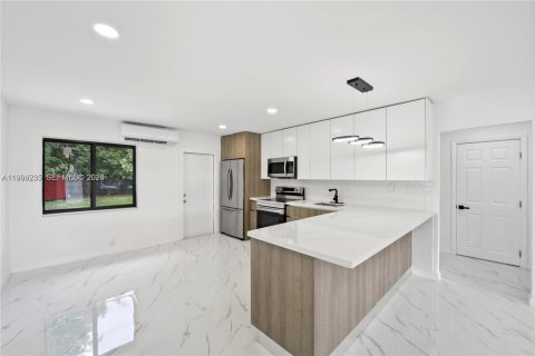 Casa en venta en Hollywood, Florida, 3 dormitorios, 126.81 m2 № 2055870 - foto 2