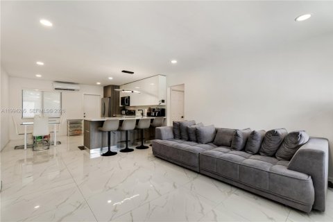 House in Hollywood, Florida 3 bedrooms, 126.81 sq.m. № 2055870 - photo 9