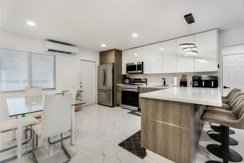 House in Hollywood, Florida 3 bedrooms, 126.81 sq.m. № 2055870 - photo 16