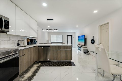 House in Hollywood, Florida 3 bedrooms, 126.81 sq.m. № 2055870 - photo 18