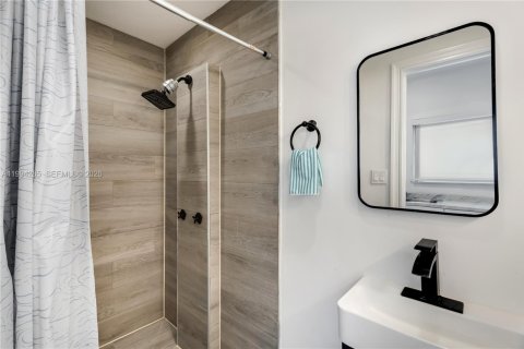 House in Hollywood, Florida 3 bedrooms, 126.81 sq.m. № 2055870 - photo 23