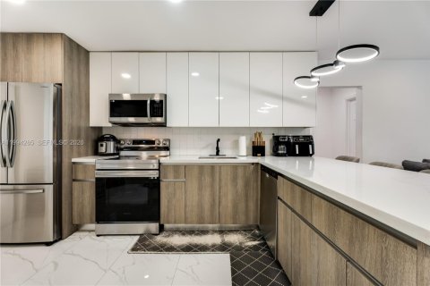 House in Hollywood, Florida 3 bedrooms, 126.81 sq.m. № 2055870 - photo 15