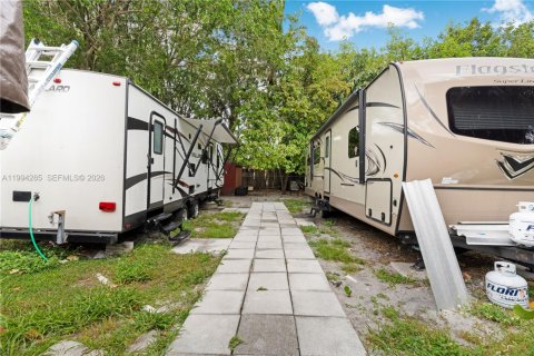 House in Hollywood, Florida 3 bedrooms, 126.81 sq.m. № 2055870 - photo 25