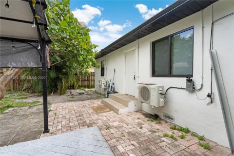 House in Hollywood, Florida 3 bedrooms, 126.81 sq.m. № 2055870 - photo 27