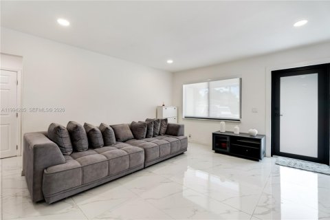 House in Hollywood, Florida 3 bedrooms, 126.81 sq.m. № 2055870 - photo 13