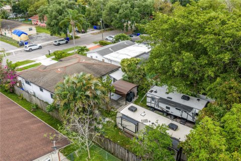 House in Hollywood, Florida 3 bedrooms, 126.81 sq.m. № 2055870 - photo 29