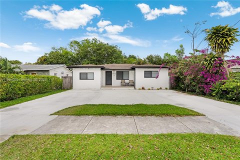 House in Hollywood, Florida 3 bedrooms, 126.81 sq.m. № 2055870 - photo 28