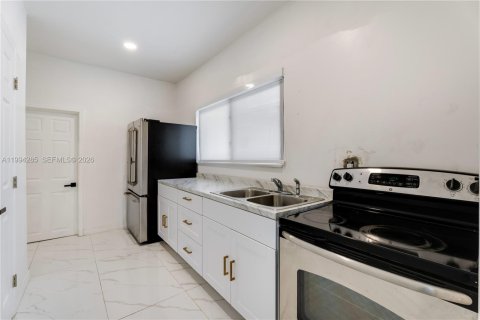 House in Hollywood, Florida 3 bedrooms, 126.81 sq.m. № 2055870 - photo 22