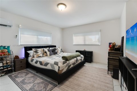 House in Hollywood, Florida 3 bedrooms, 126.81 sq.m. № 2055870 - photo 20