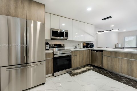 House in Hollywood, Florida 3 bedrooms, 126.81 sq.m. № 2055870 - photo 17