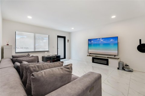 House in Hollywood, Florida 3 bedrooms, 126.81 sq.m. № 2055870 - photo 14