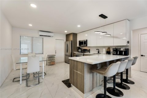 House in Hollywood, Florida 3 bedrooms, 126.81 sq.m. № 2055870 - photo 11