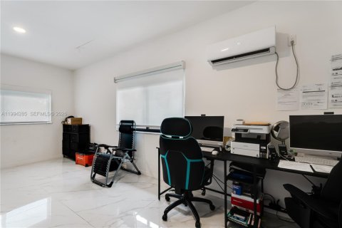 House in Hollywood, Florida 3 bedrooms, 126.81 sq.m. № 2055870 - photo 24