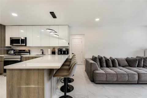 House in Hollywood, Florida 3 bedrooms, 126.81 sq.m. № 2055870 - photo 12