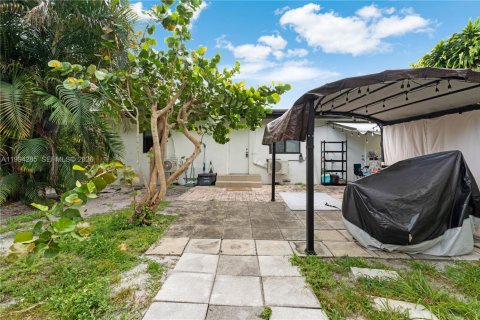 House in Hollywood, Florida 3 bedrooms, 126.81 sq.m. № 2055870 - photo 26