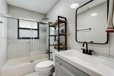 House in Hollywood, Florida 3 bedrooms, 126.81 sq.m. № 2055870 - photo 21