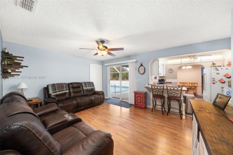 House in Sebring, Florida 2 bedrooms, 141.77 sq.m. № 2021890 - photo 6