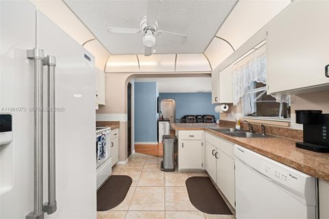 House in Sebring, Florida 2 bedrooms, 141.77 sq.m. № 2021890 - photo 9