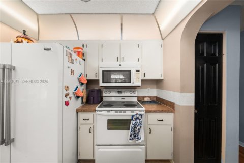 House in Sebring, Florida 2 bedrooms, 141.77 sq.m. № 2021890 - photo 10