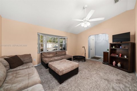 House in Sebring, Florida 2 bedrooms, 141.77 sq.m. № 2021890 - photo 16