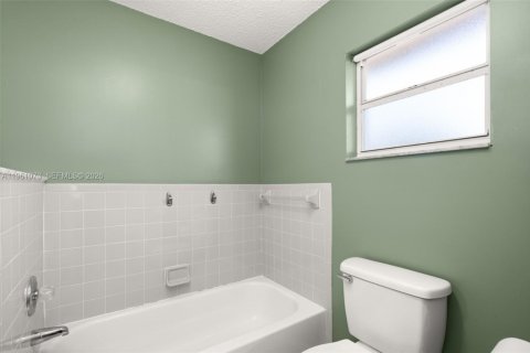 House in Sebring, Florida 2 bedrooms, 141.77 sq.m. № 2021890 - photo 21