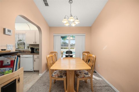 House in Sebring, Florida 2 bedrooms, 141.77 sq.m. № 2021890 - photo 15