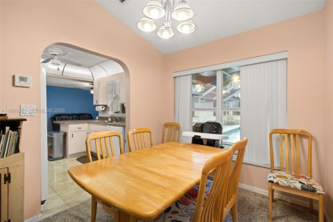 House in Sebring, Florida 2 bedrooms, 141.77 sq.m. № 2021890 - photo 14