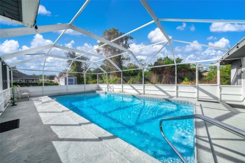 House in Sebring, Florida 2 bedrooms, 141.77 sq.m. № 2021890 - photo 2