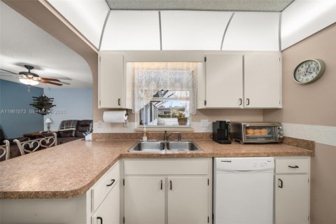 House in Sebring, Florida 2 bedrooms, 141.77 sq.m. № 2021890 - photo 12