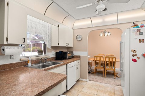 House in Sebring, Florida 2 bedrooms, 141.77 sq.m. № 2021890 - photo 11