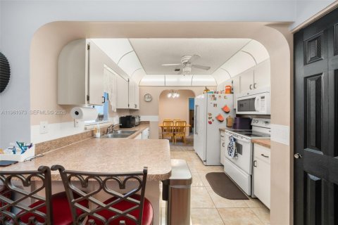 House in Sebring, Florida 2 bedrooms, 141.77 sq.m. № 2021890 - photo 13