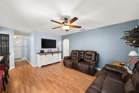 House in Sebring, Florida 2 bedrooms, 141.77 sq.m. № 2021890 - photo 8