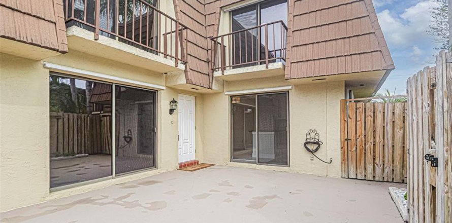 Townhouse in Vero Beach, Florida 2 bedrooms, 105.91 sq.m. № 2376881