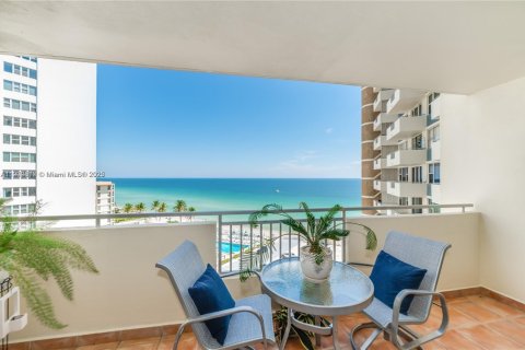 Condo in Hallandale Beach, Florida, 2 bedrooms  № 1952839