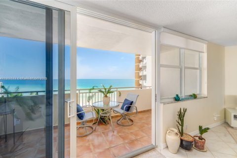 Copropriété à louer à Hallandale Beach, Floride: 2 chambres, 101.64 m2 № 1952839 - photo 2