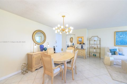 Copropriété à louer à Hallandale Beach, Floride: 2 chambres, 101.64 m2 № 1952839 - photo 17