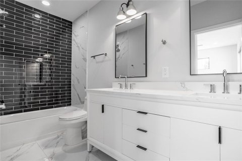 Adosado en venta en Tampa, Florida, 3 dormitorios, 170.2 m2 № 1681214 - foto 20