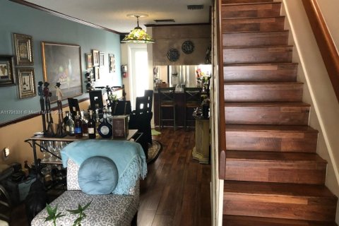 Снять в аренду таунхаус в Корал-Гейблс, Флорида 2 спальни, 89.74м2, № 1958963 - фото 10